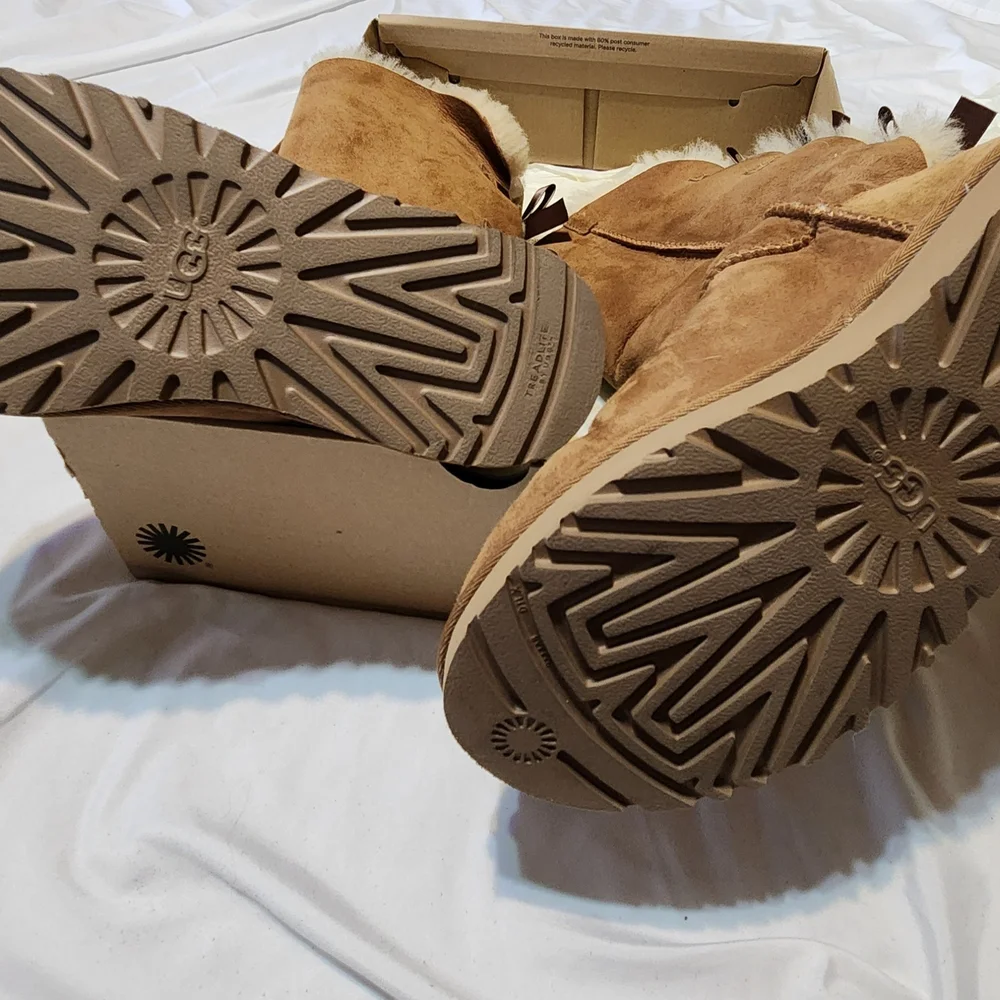 UGG Bailey Bow Tall II In Chestnut. Gently Worn A Few Times. Size 8. - Picture 3 of 6